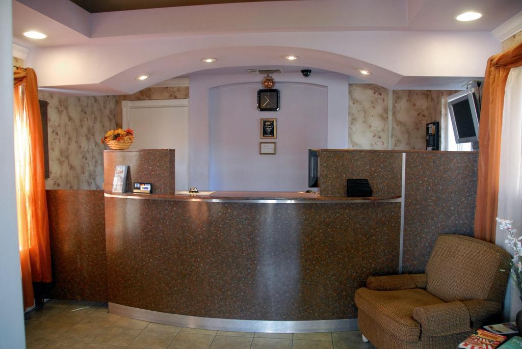 Ambassador Motel 2*